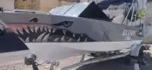 قارب سريع للبيع
