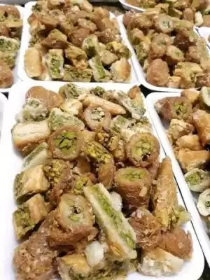 حلويات و بقلاوة مكسرة للبيع بأسعار مخفضة