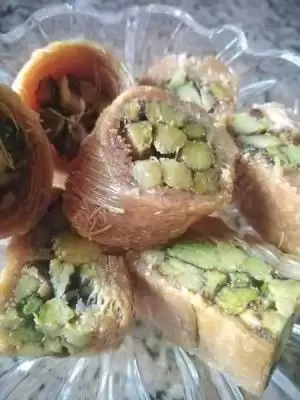 حلويات و بقلاوة مكسرة للبيع بأسعار مخفضة