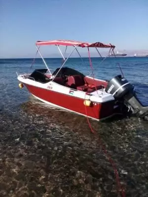 قارب للبيع