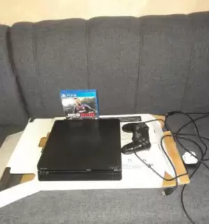 Ps4 slim 500 g للبيع