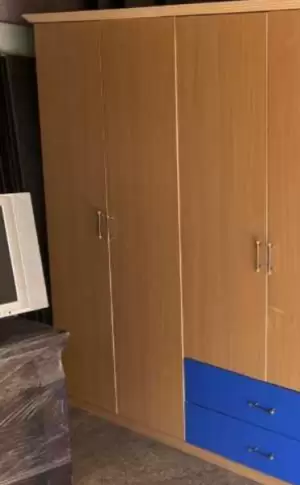 خزانة مستعملة نظيفة جدآ خشب ماليزي