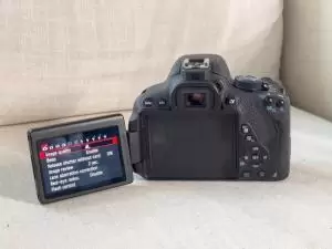 كاميرا للبيع Canon 700d بحالة الوكالة وبسعر مغري جداً
