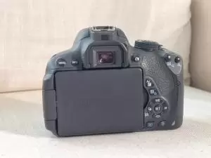كاميرا للبيع Canon 700d بحالة الوكالة وبسعر مغري جداً