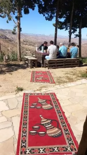 ارض للبيع عليها بيت عظم في البتراء