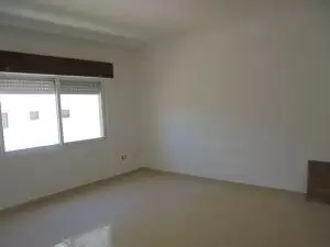 شقة للبيع في البنيات . خلف مديرية الامن العام وجامعة البتراء 200م مربع للبيع (3 دقائق عن شارع المطار)
