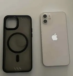 ايفون 12 فضي مستعمل بحالة ممتازة مع شاحن وذاكرة 64 جيجابايت