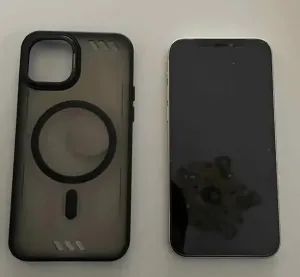 ايفون 12 فضي مستعمل بحالة ممتازة مع شاحن وذاكرة 64 جيجابايت