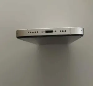 ايفون 12 فضي مستعمل بحالة ممتازة مع شاحن وذاكرة 64 جيجابايت