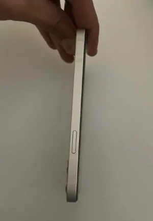 ايفون 12 فضي مستعمل بحالة ممتازة مع شاحن وذاكرة 64 جيجابايت