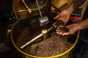 معلم تحميص قهوة خبرة 18 عاما