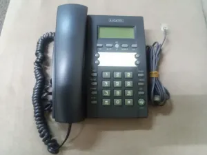 هاتف مكتبي سلكي Alcatel بحالة ممتازة جداً (شاشة وميزات عملية) يعمل على الفايبر