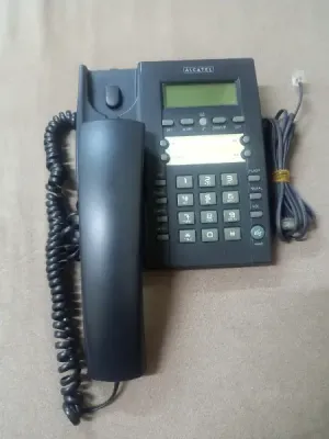 هاتف مكتبي سلكي Alcatel بحالة ممتازة جداً (شاشة وميزات عملية) يعمل على الفايبر