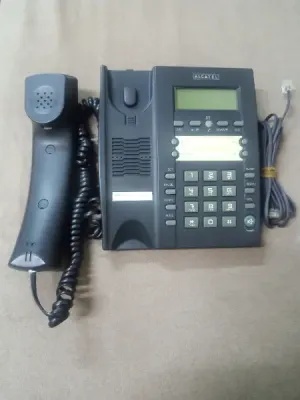 هاتف مكتبي سلكي Alcatel بحالة ممتازة جداً (شاشة وميزات عملية) يعمل على الفايبر