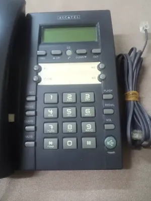 هاتف مكتبي سلكي Alcatel بحالة ممتازة جداً (شاشة وميزات عملية) يعمل على الفايبر