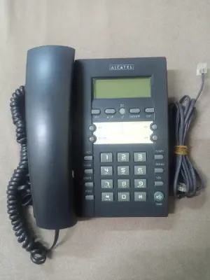 هاتف مكتبي سلكي Alcatel بحالة ممتازة جداً (شاشة وميزات عملية) يعمل على الفايبر