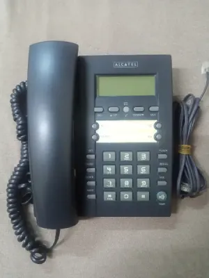 هاتف مكتبي سلكي Alcatel بحالة ممتازة جداً (شاشة وميزات عملية) يعمل على الفايبر