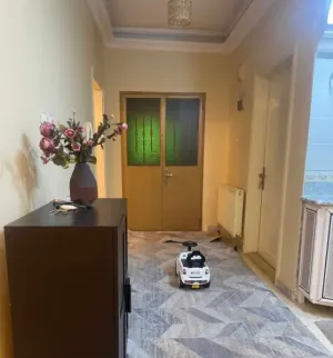 شقه تشطبيات ممتازة اطلالة جبلية مساحة واسعه للبيع بسعر محروق