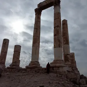 شب عمري ٢٣سنه ابحث عن عمل كفائه معي رخصه جيرعادي خصوصي