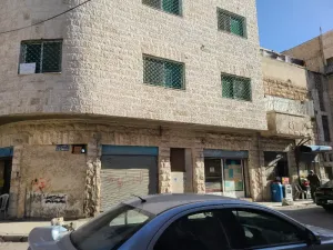 شقة للايجار الزرقاء الوسط التجاري بسعر ممتاز