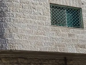 شقة للايجار الزرقاء الوسط التجاري بسعر ممتاز