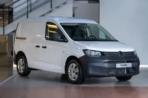 سائق مع سيارة فان