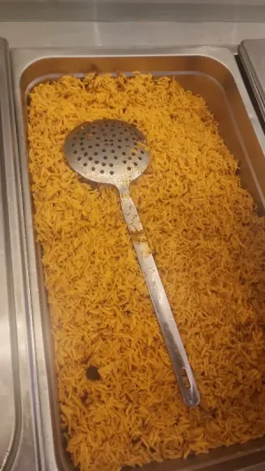 شيف عام يمني الجنسية يبحث عن عمل مع مساعدي