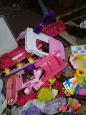 مجموعه أغراض مشكله للبيع