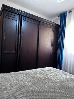 غرفة نوم  وغرفة ضيوف وطاولاتهم مع برادي