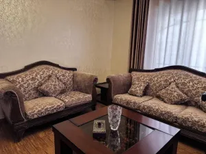 غرفة نوم  وغرفة ضيوف وطاولاتهم مع برادي