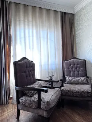 غرفة نوم  وغرفة ضيوف وطاولاتهم مع برادي