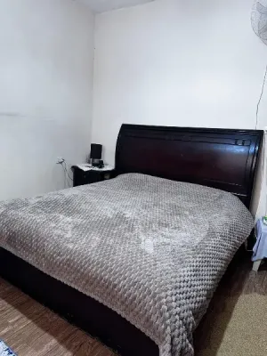 غرفة نوم  وغرفة ضيوف وطاولاتهم مع برادي