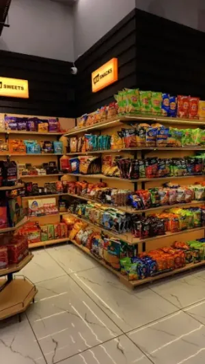 مطلوب شاب للعمل في صالة سوبر ماركت ترتيب البضائع و خدمة الزبائن و مطلوب كاشيرة