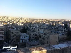 سطح خالي من البناء في الذراع الشمالي في عمان