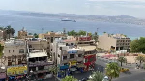 عمارة تجارية مميزة في شارع الكورنيش للبيع