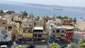 عمارة تجارية مميزة في شارع الكورنيش للبيع