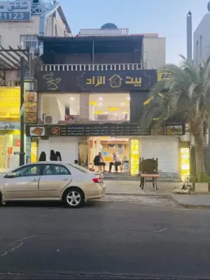 عمارة تجارية مميزة في شارع الكورنيش للبيع