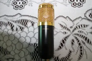 مايك BM-800 احترافي للتسجيل والبودكاست والبث | كامل مع الستاند والملحقات | شبه جديد