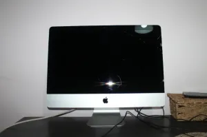 للبيع iMac 21.5-inch Late 2015 بحالة جيدة