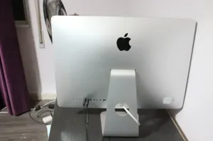 للبيع iMac 21.5-inch Late 2015 بحالة جيدة
